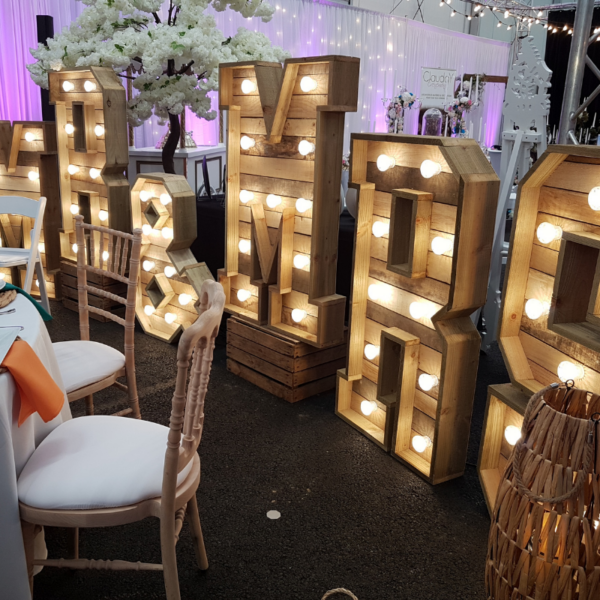 Location grandes Lettres lumineuses "MR & MRS" en bois palette