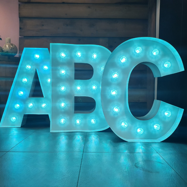 Location Grandes Lettres lumineuses de A à Z - hauteur 1 m - multicolore RGB