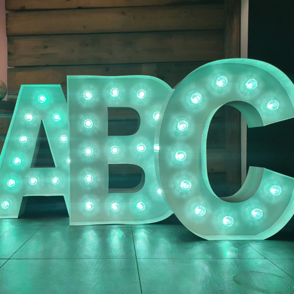Location Grandes Lettres lumineuses de A à Z - hauteur 1 m - multicolore RGB