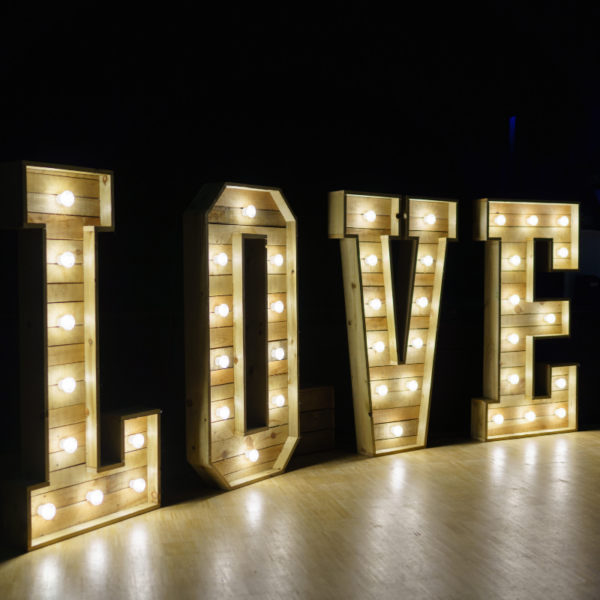 Location grand LOVE en bois lumineux