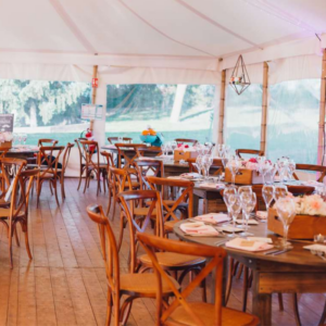 Location table ronde en bois héritage D152cm (6 à 8 personnes)