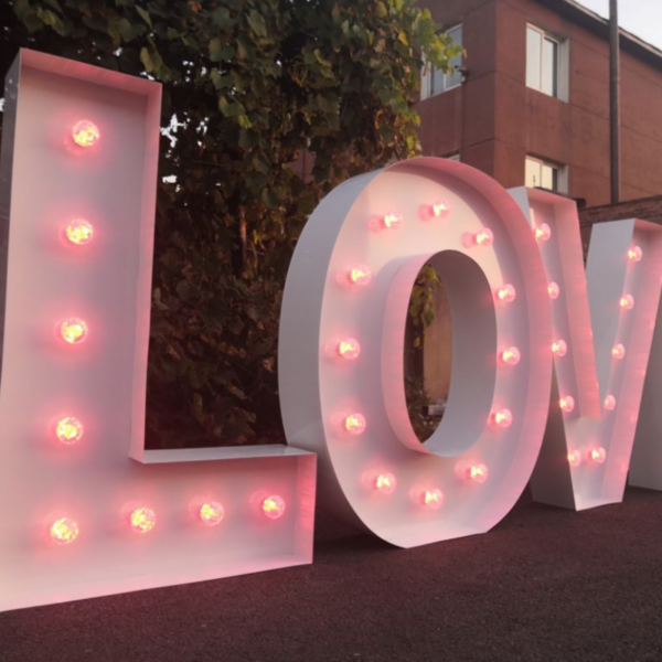 Location Grand Love blanc lumineux RGB - H 1,50 m - multicolore