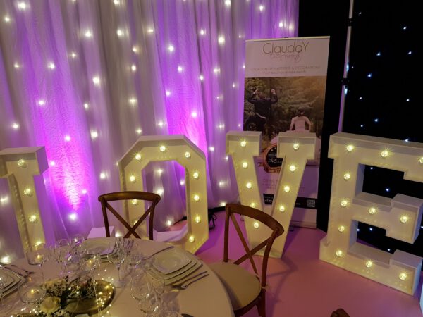 Location grand LOVE blanc lumineux