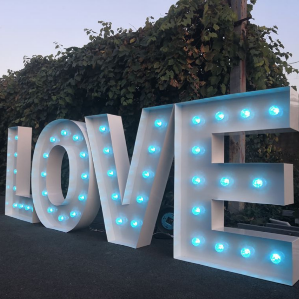 Location Grand Love blanc lumineux RGB - H 1,50 m - multicolore