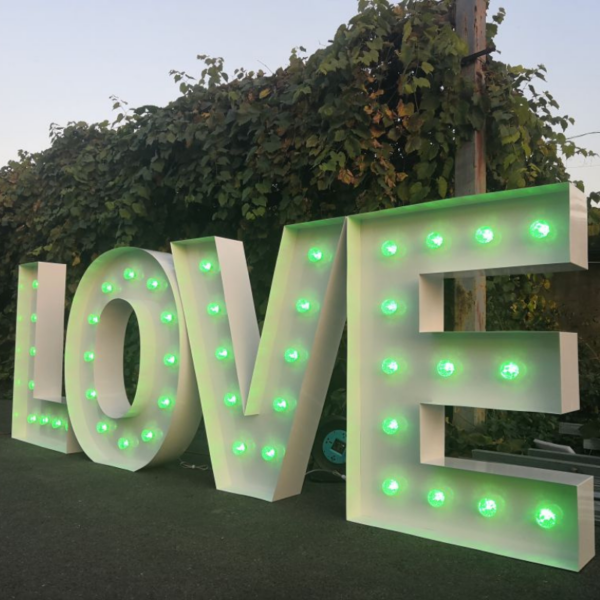 Location Grand Love blanc lumineux RGB - H 1,50 m - multicolore