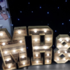 Location grandes Lettres lumineuses "MR & MRS" en bois palette
