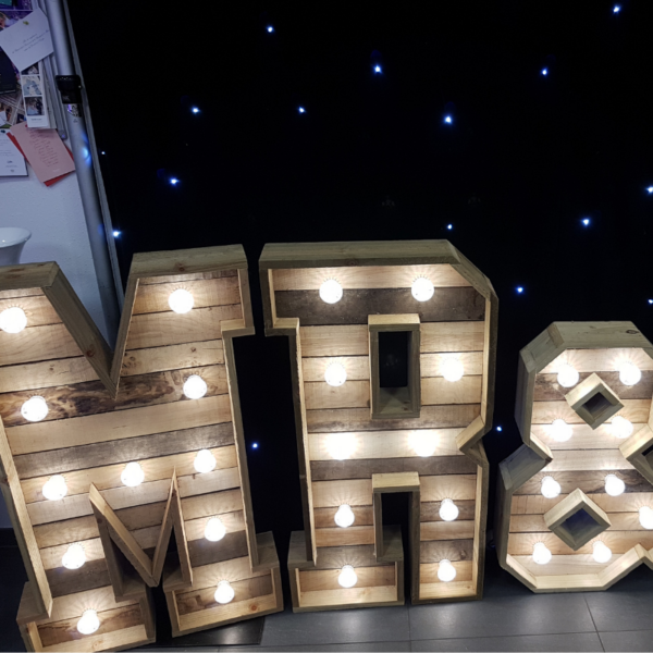 Location grandes Lettres lumineuses "MR & MRS" en bois palette