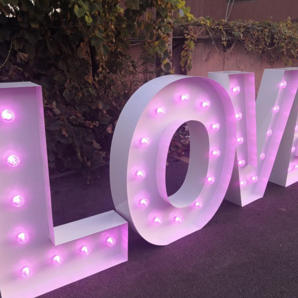 Location Grand Love blanc lumineux RGB - H 1,50 m - multicolore