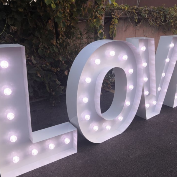 Location Grand Love blanc lumineux RGB - H 1,50 m - multicolore
