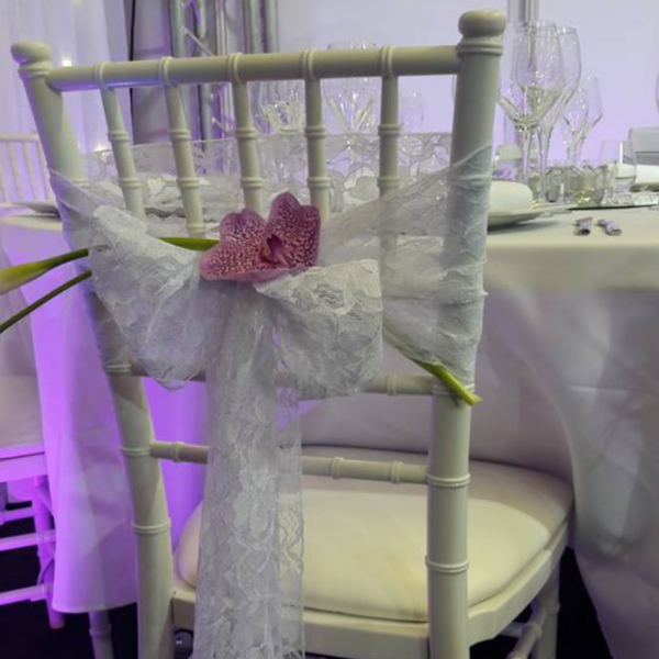 Location chaise chivari blanche