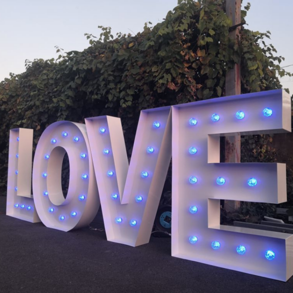Location Grand Love blanc lumineux RGB - H 1,50 m - multicolore